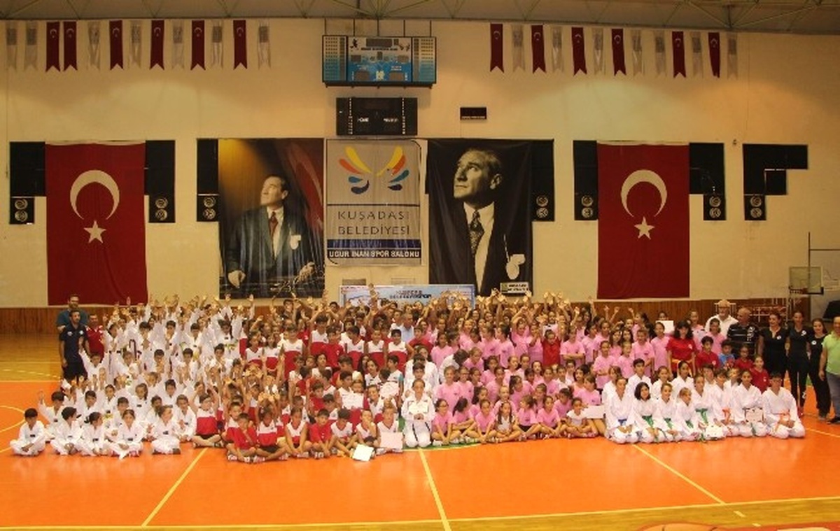 Kuşadası Yaz Spor Okulunda Öğrencilerin Sertifika Heyecanı