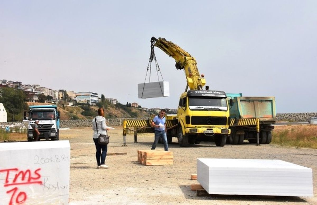 Mermer Bloklar Sahil Marinaya Yerleştirildi