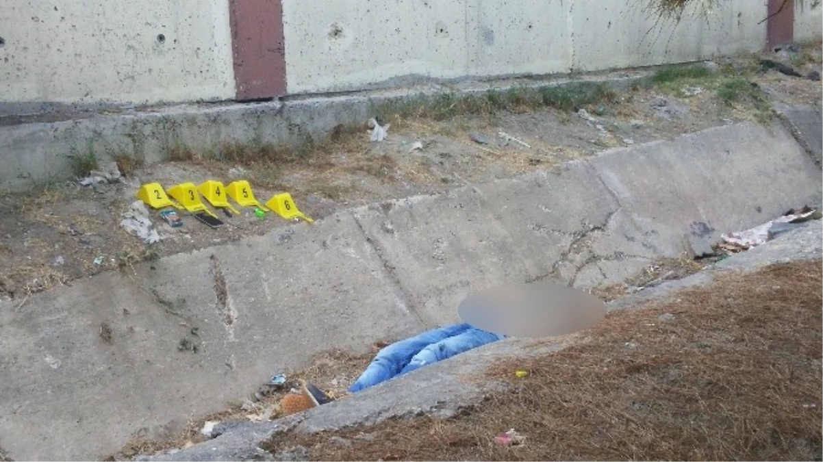 İstanbul\'da Parkta Oynayan Çocuklar, Ceset Buldu