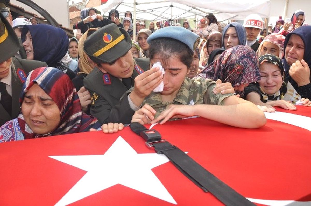 Şehidin Kız Kardeşinden Asker Gibi Karşılama