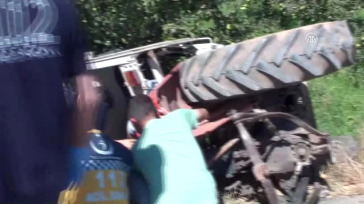 Tokat\'ta Kamyonet ile Traktör Çarpıştı: 3 Yaralı
