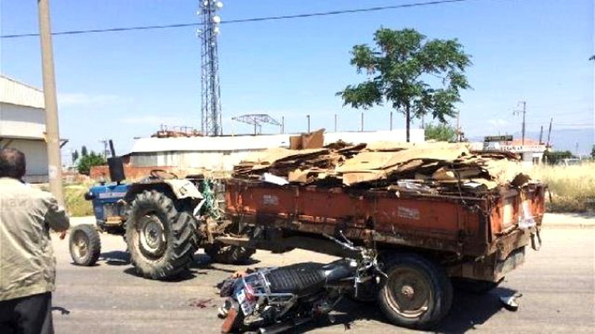 Motosiklet Park Halindeki Traktöre Çarptı: 1 Yaralı