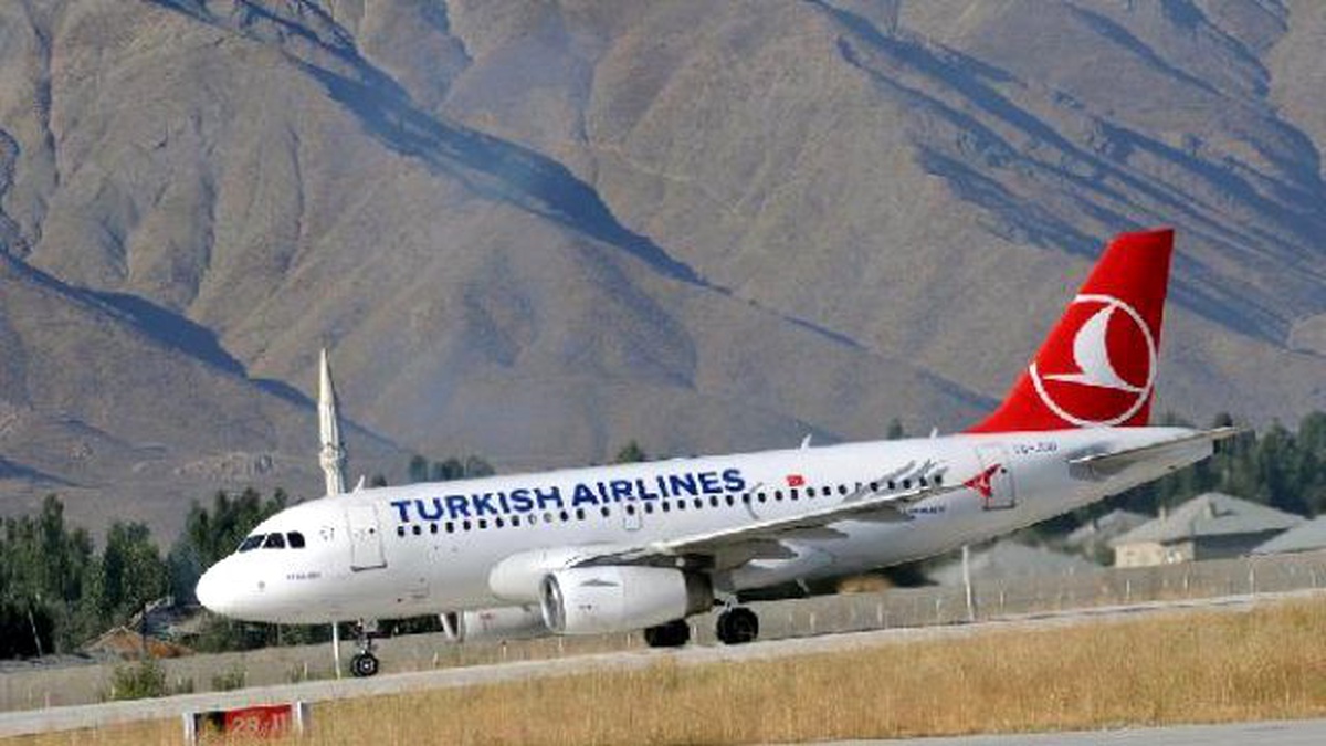 Yüksekova\'ya 13 Ay Aradan Sonra İlk Yolcu Uçağı İndi