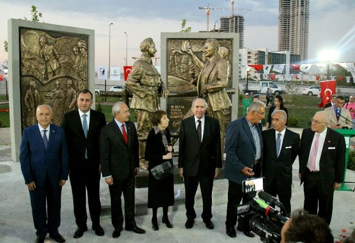 93 Yıllık Çınara "9 Eylül Anıt Heykeli"
