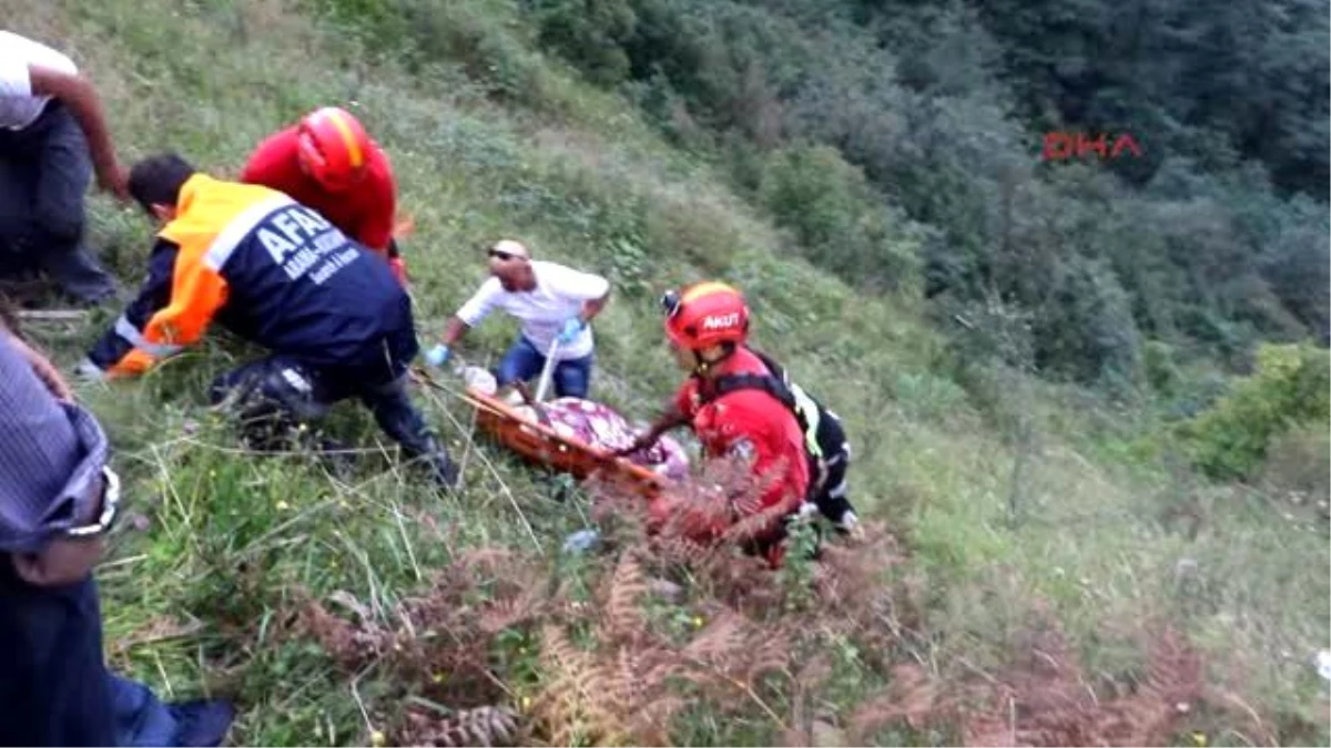 Artvin- Polis Memur Otomobili ile Uçuruma Yuvarlanarak Can Verdi