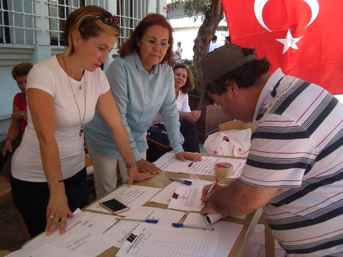 Aydın\'da CHP\'li Kadınlar Darbeye Karşı İmza Kampanyası Başlattı