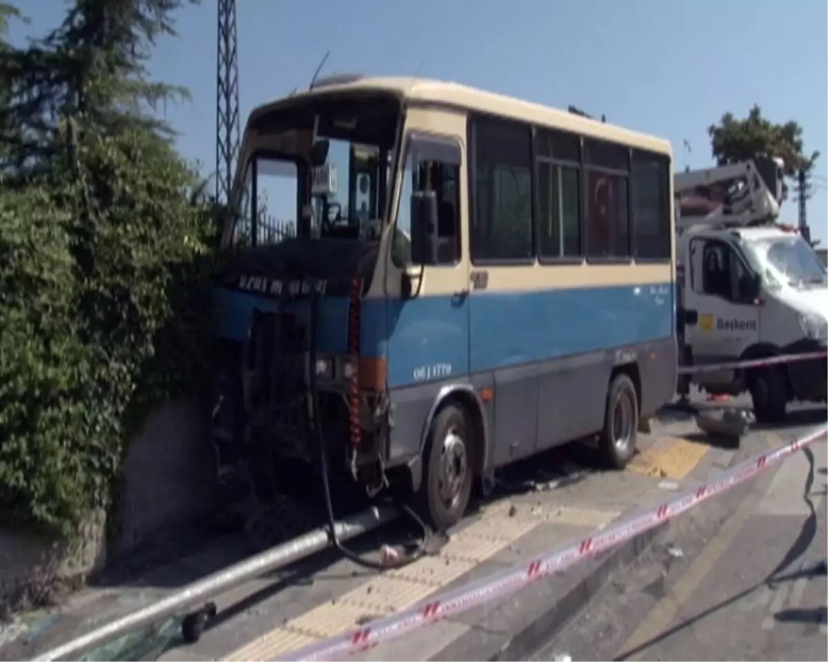 Başkent\'te Freni Patlayan Dolmuş Kaldırıma Çıktı: 2 Yaralı