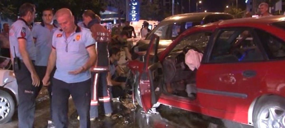 Başkent\'te Sıkışmalı Trafik Kazası: 1\'i Çocuk, 7 Yaralı