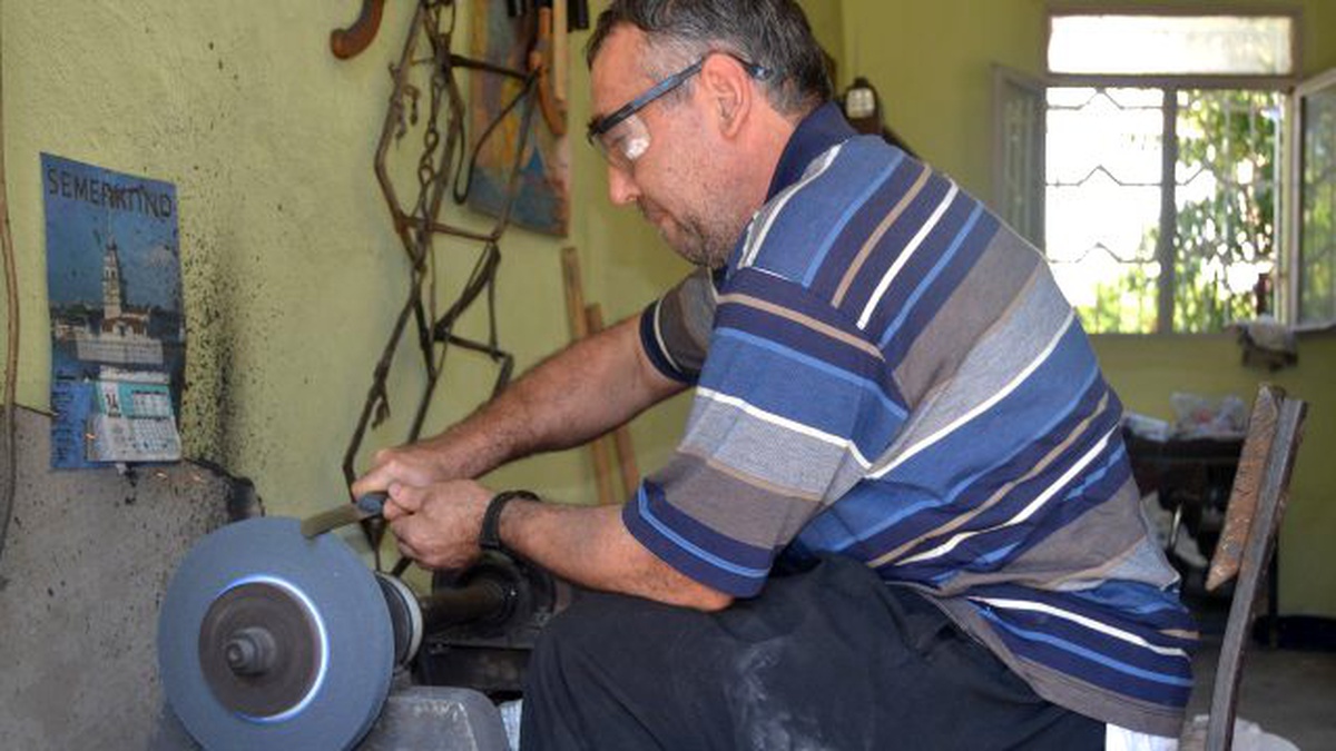 Bıçaklar Kurbanlıklar İçin Bileniyor
