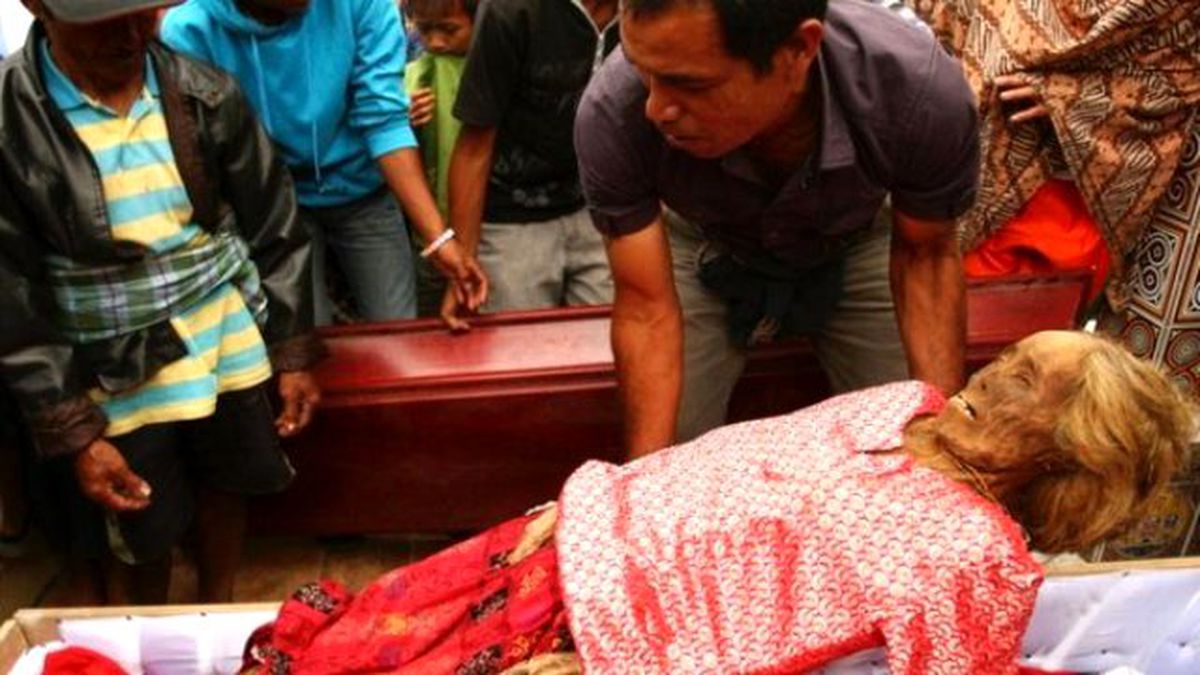 Endonezya'da Toraja Kabilesi Ölülerini Mezardan Çıkarıp Yakıyorlar!