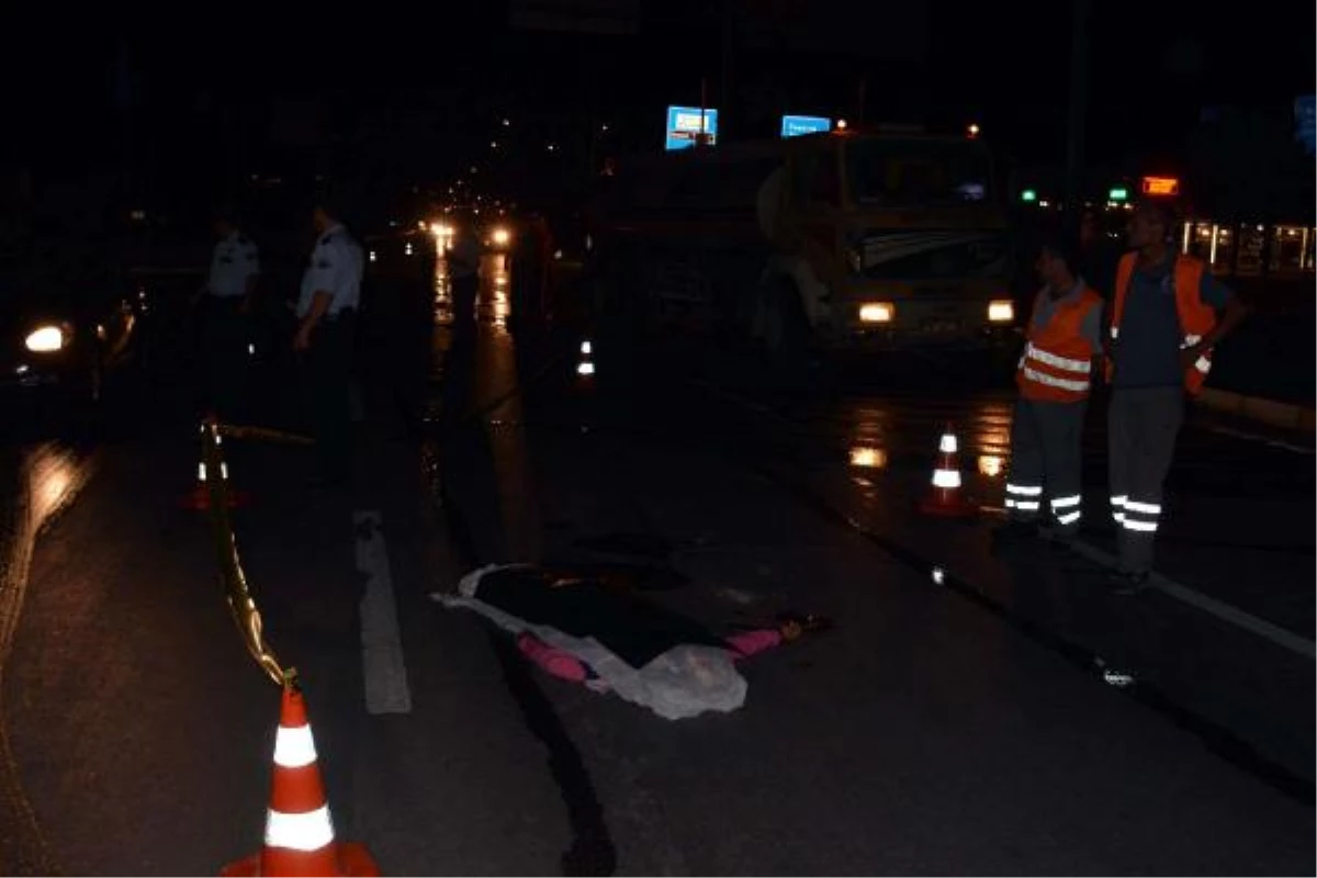 Erbaa\'da Kamyon Motosiklet ile Çarpışt: I 3 Ölü