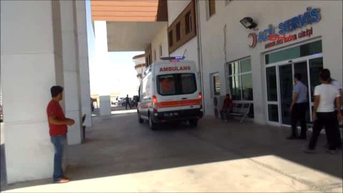 Nusaybin\'de Otomobille Minibüs Çarpıştı: 10 Yaralı