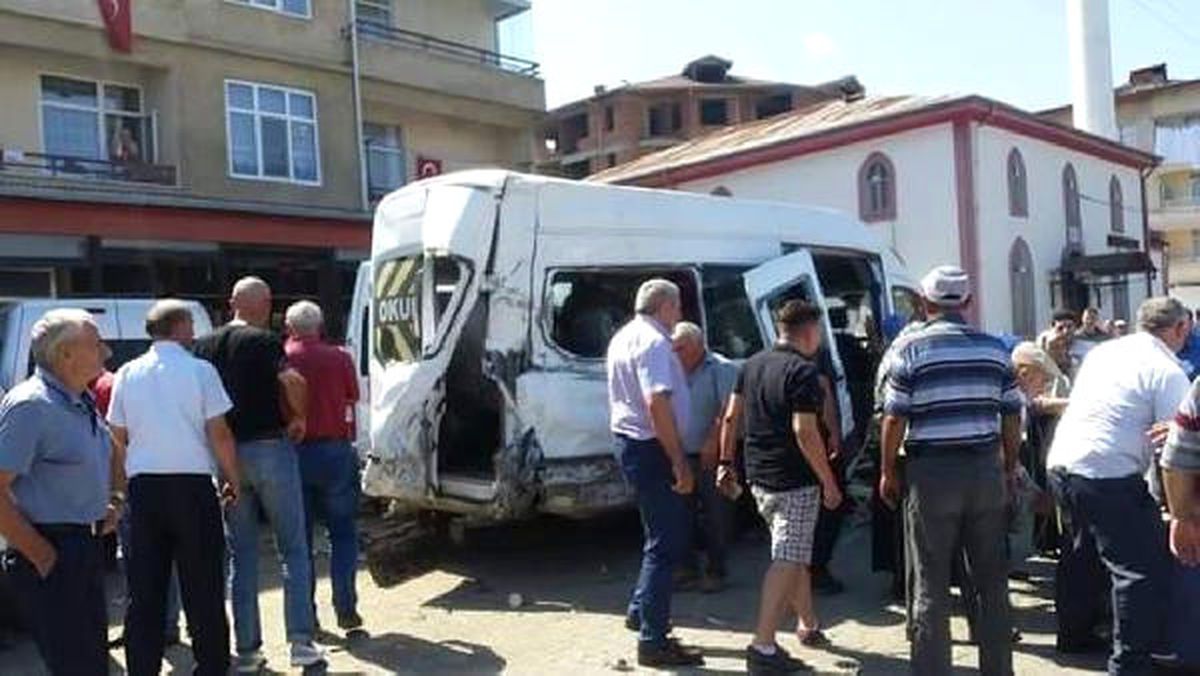 Ordu\'ta Tır Park Halindeki 10 Araca Çarptı: 9 Yaralı