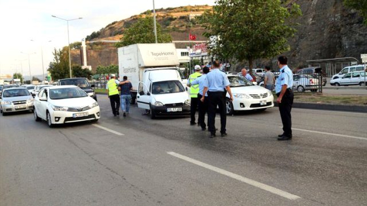 Samsun\'da Otomobil Yayalara Çarptı: 2 Yaralı