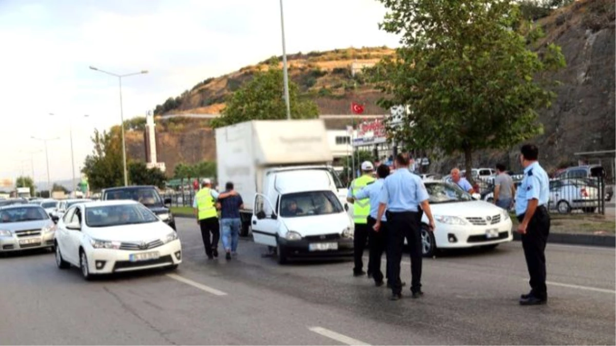 Samsun\'da Otomobil Yayalara Çarptı: 2 Yaralı