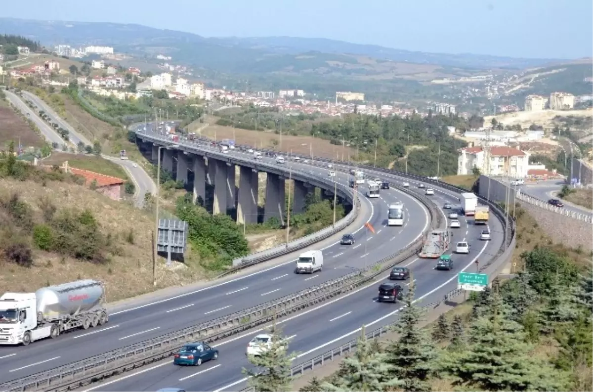 Tem Otoyolu\'nda Trafik Akıcı, D-100 Karayolu Kilitlendi