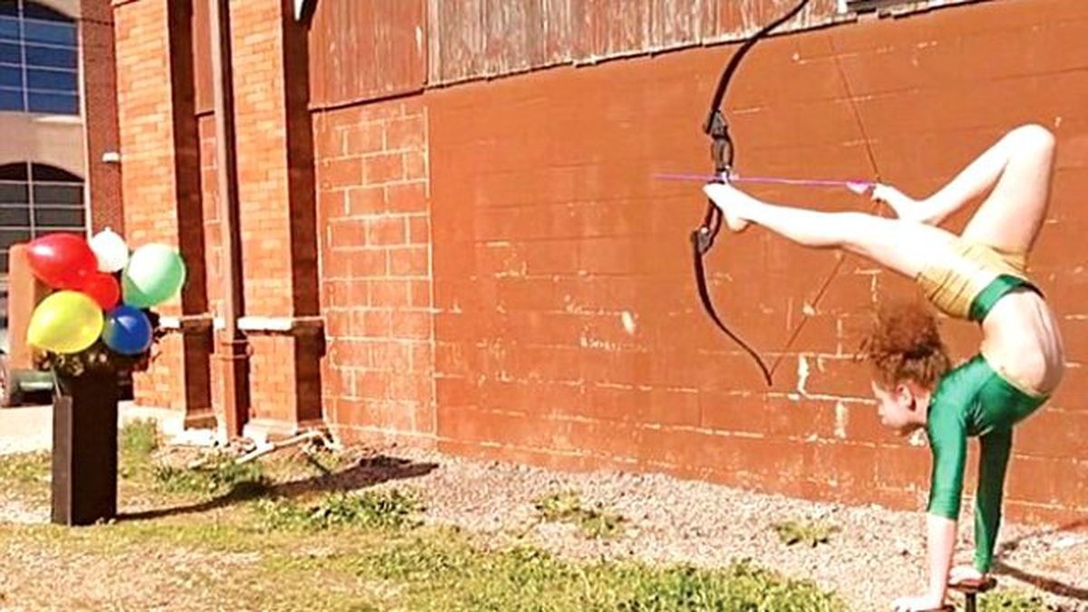 9 Yaşındaki Kız Ayağıyla Ok Atıyor