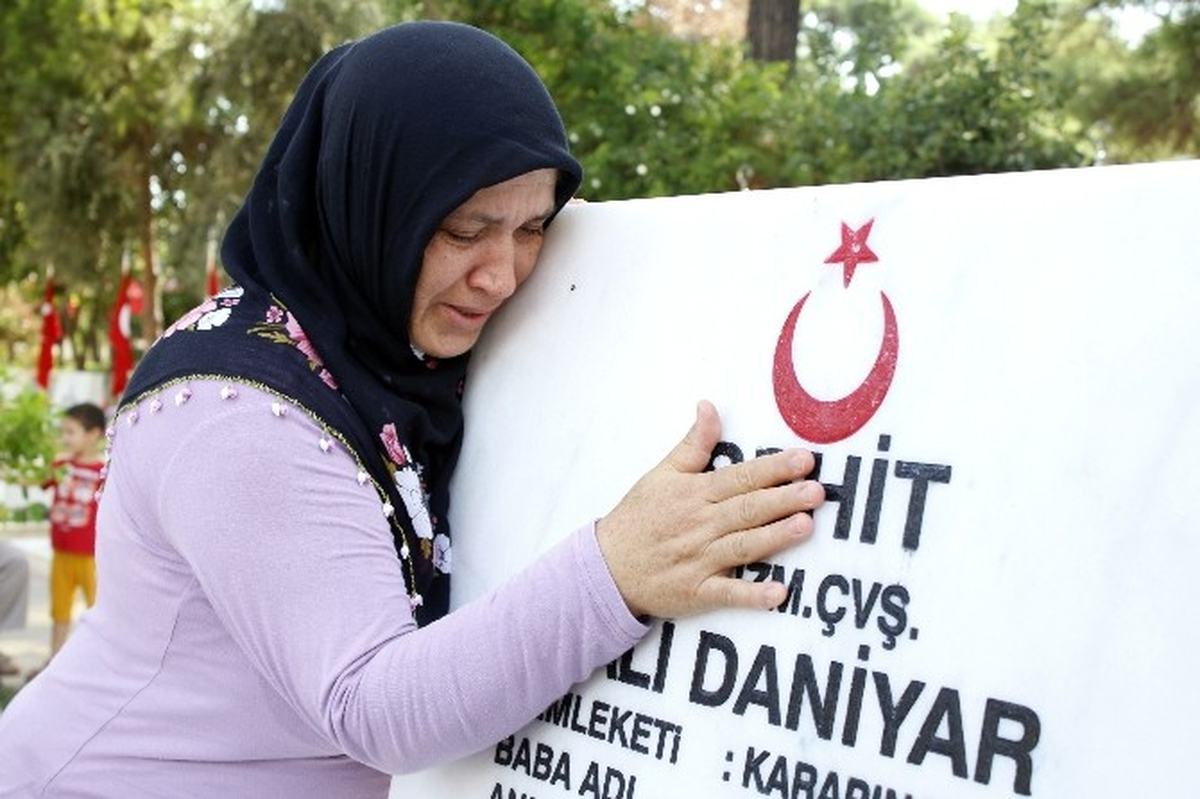 Antalya\'da Arefe Günü Mezarlıklar Doldu Taştı