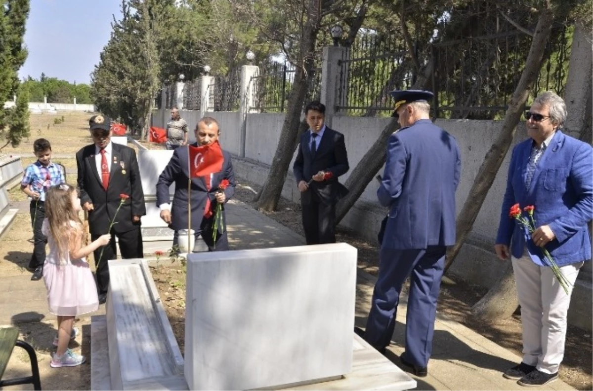 Arife Günü Şehitlikler Doldu Taştı