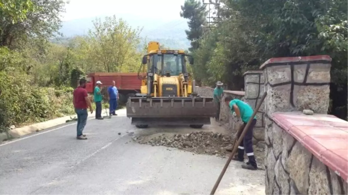 Kartepe Belediyesi Bayram Öncesinde Kabristanlıkları Bakımdan Geçirdi