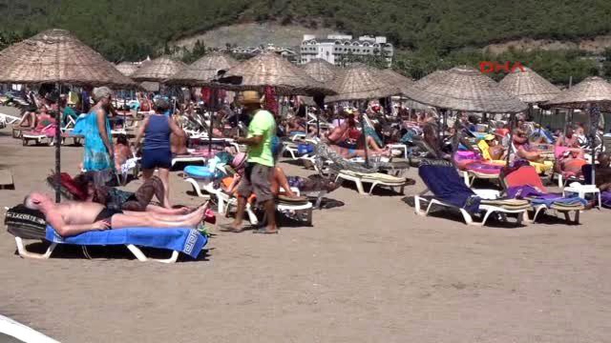 Marmaris\'te Tatilciler Deniz ve Güneşin Keyfi Çıkartıyor