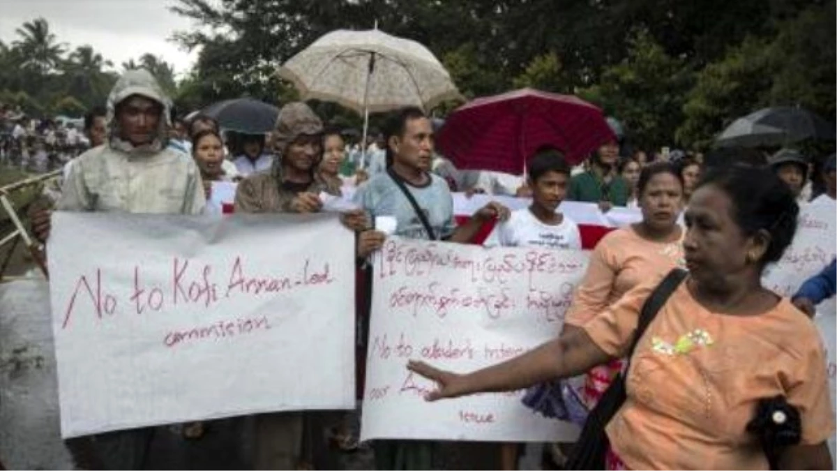Myanmar\'da Rohingyalar Danışma Komisyonu Karşıtı Protesto