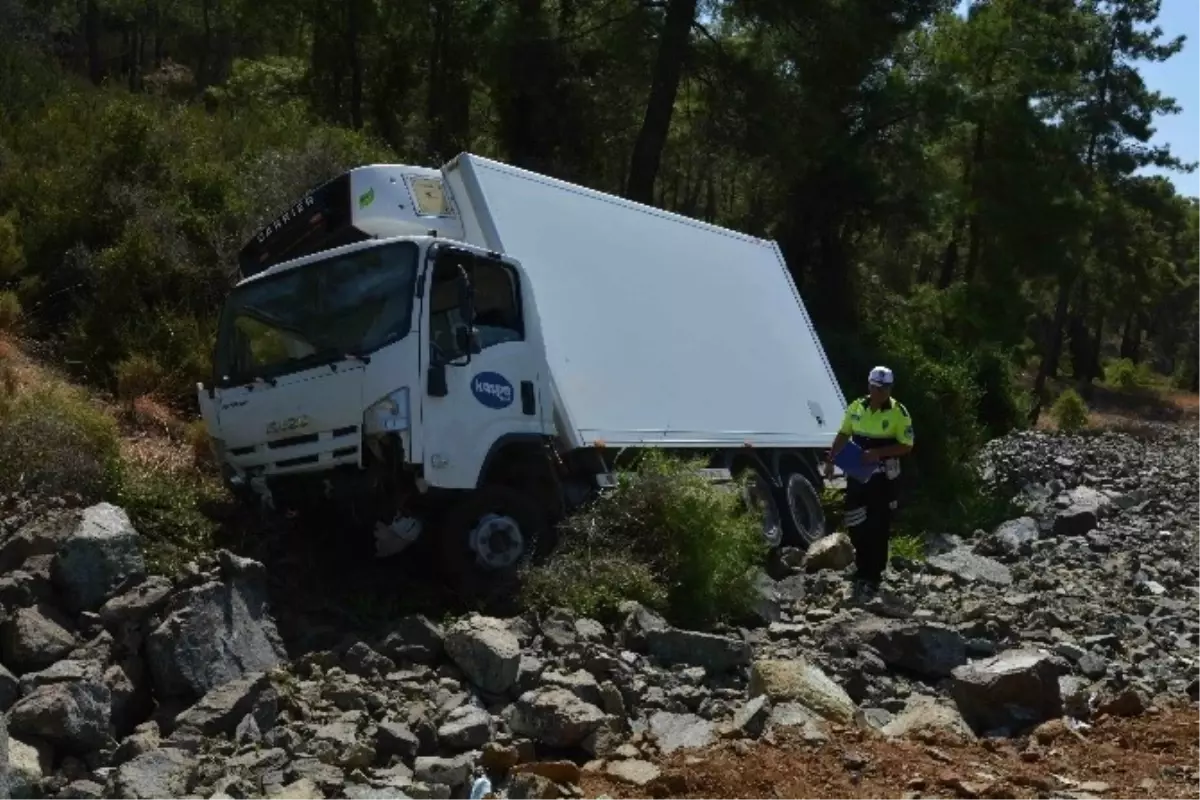 Ortaca\'da Gıda Yüklü Kamyon Devrildi; 1 Yaralı