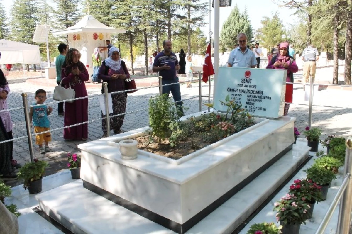 Şehit Ömer Halisdemir\'in Kabri Ziyaretçi Akınına Uğradı