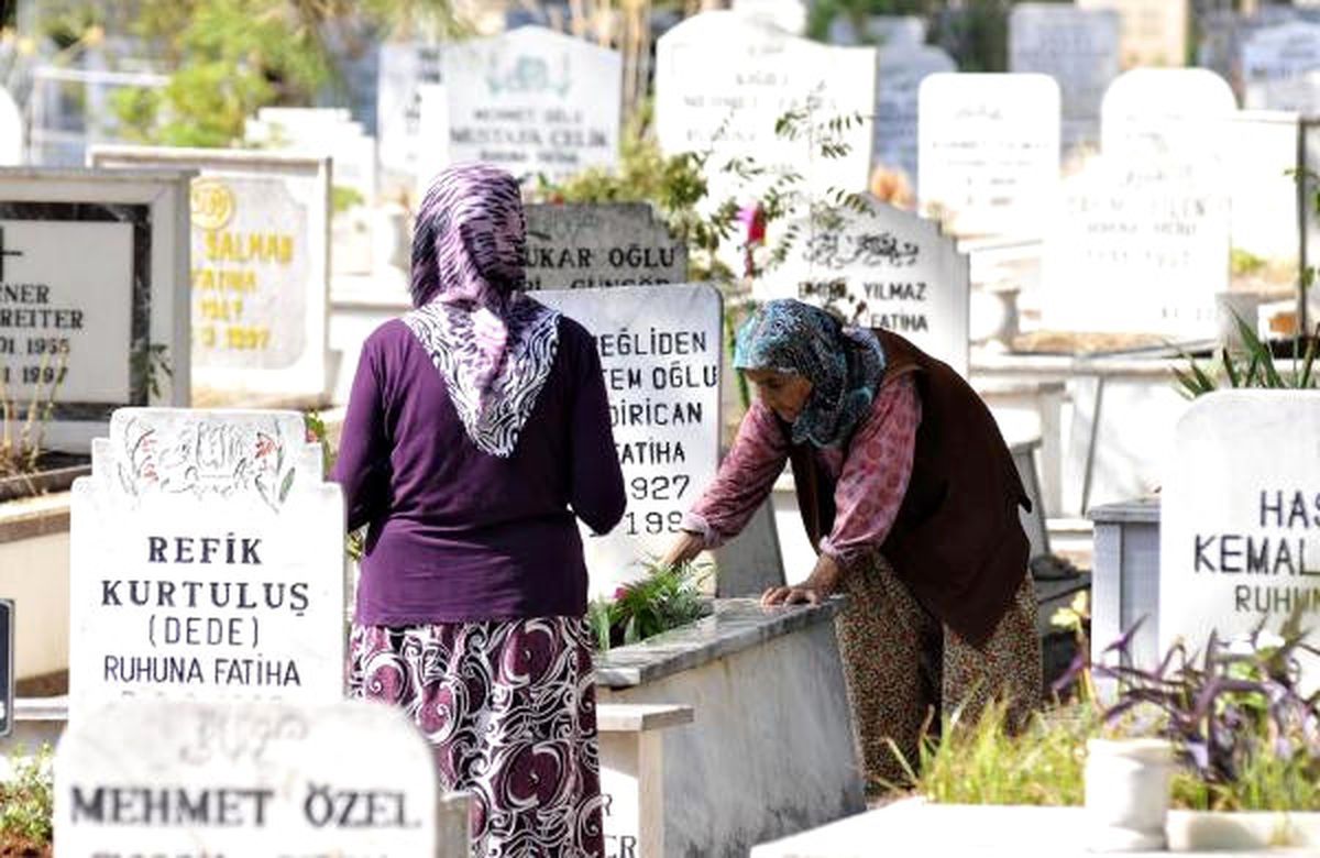 Şehitlikte Arife Hüznü