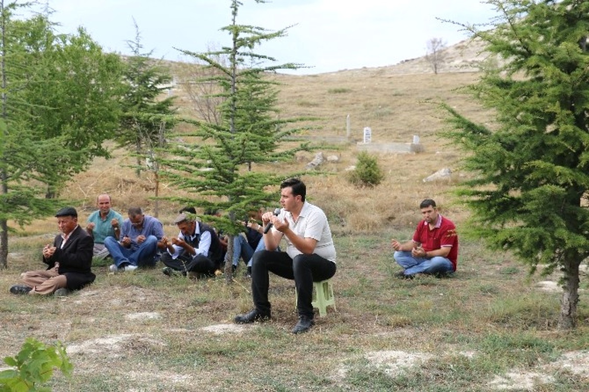 Seyitgazililerden Arefe Günü\'nde Kabir Ziyareti