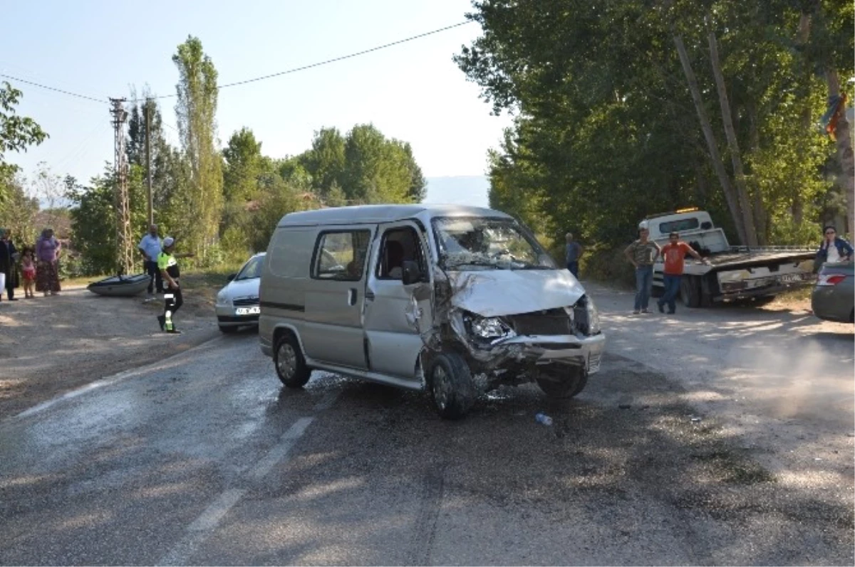 Tokat\'ta Trafik Kazası: 4 Yaralı