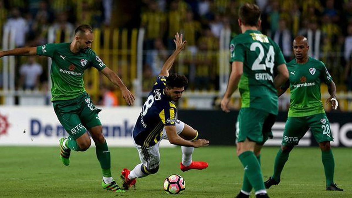 Tribünlerden 'Yönetim İstifa' Protestosu