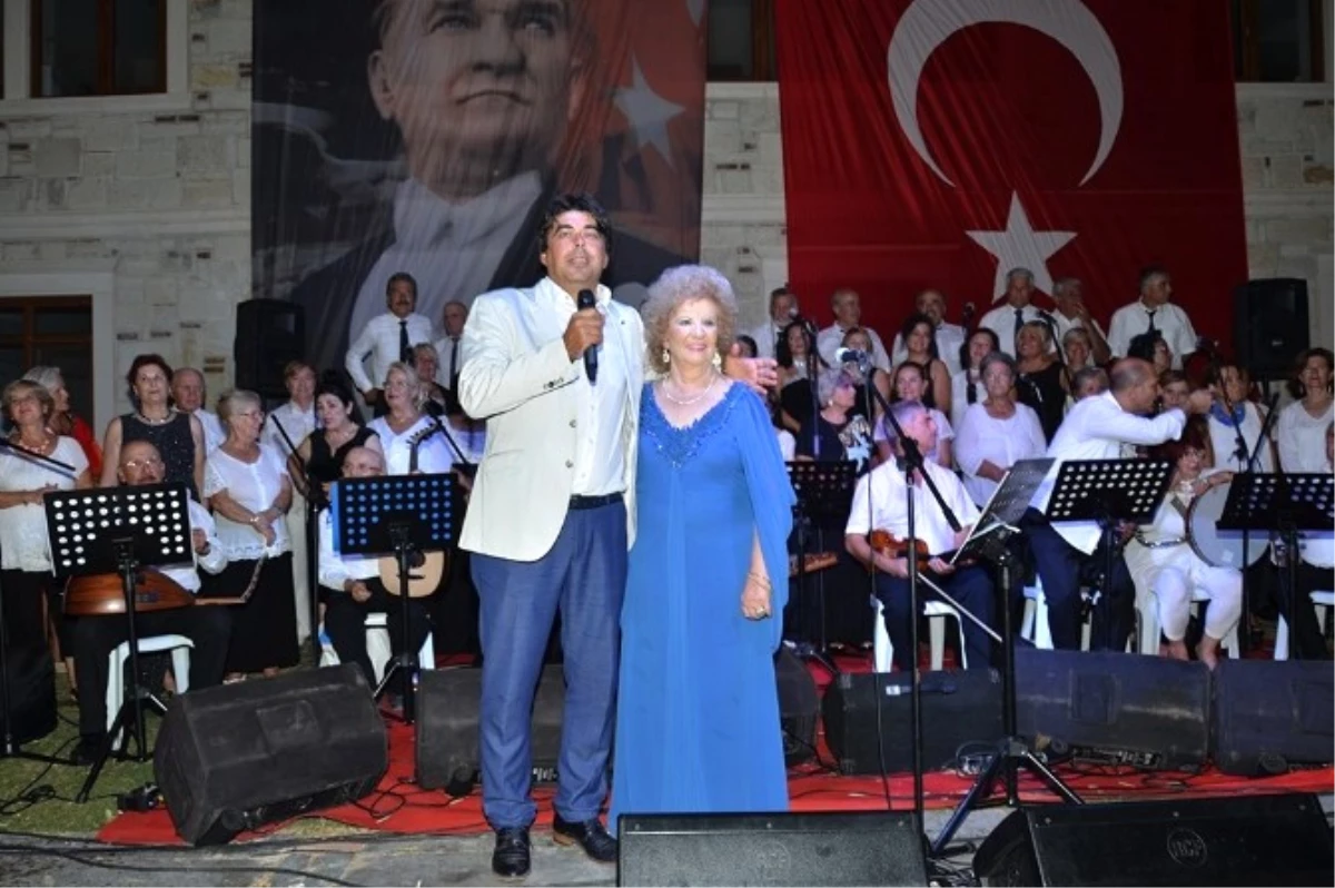 Yeni Foça\'da Türk Sanat Müziği Gecesi