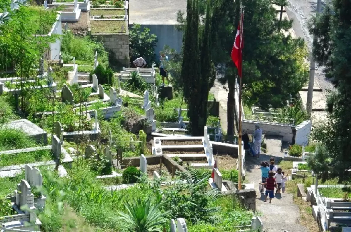 Zonguldak\'ta Vatandaşlar Mezarlıklara Akın Etti