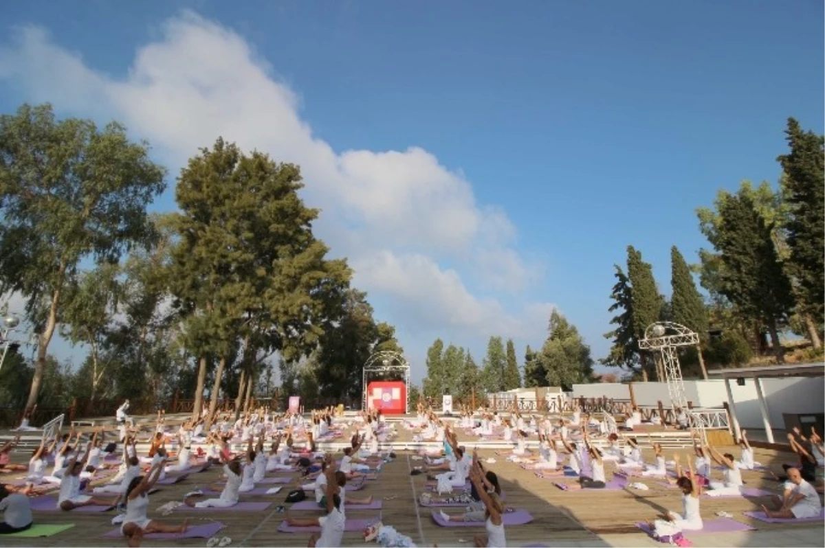 1. Dünya Yoga Koreografi Şampiyonası Kuşadası\'nda Düzenlendi