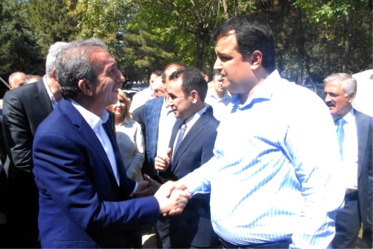 AK Parti Genel Başkan Yardımcısı Eker, Diyarbakır\'da Vatandaşlarla Bayramlaştı