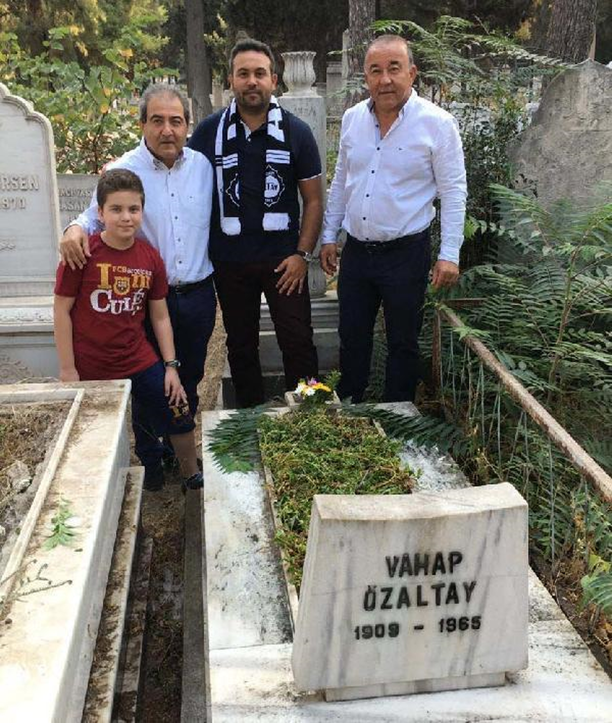 Altay Başkanı Ekmekçioğlu, Özaltay\'ın Kabrini Ziyaret Etti