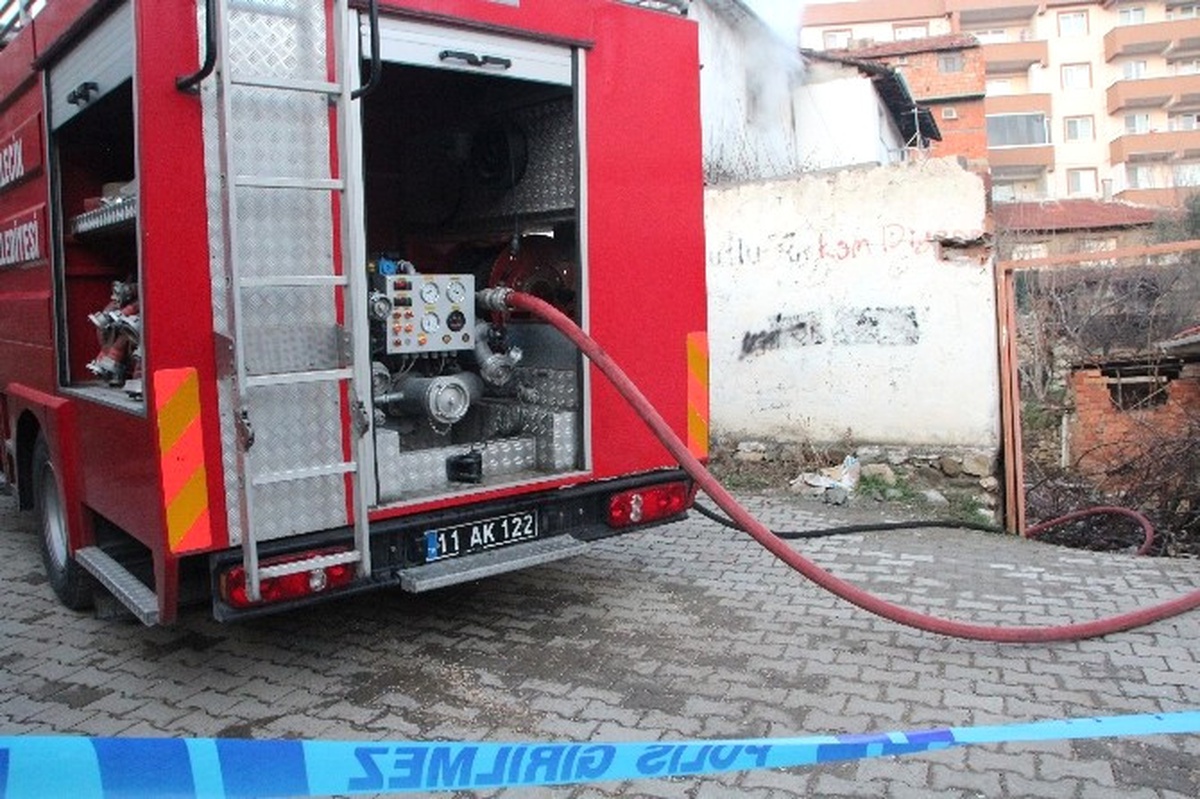 Aspiratörü Tutuşan Evdeki Yaşlı Kadın Dumandan Etkilendi