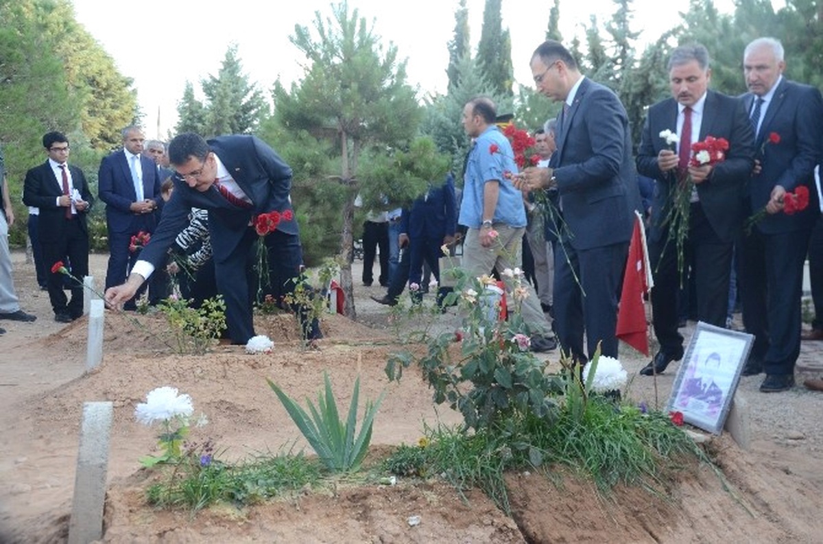 Bakan Tüfenkci\'den Şehitlik Ziyareti