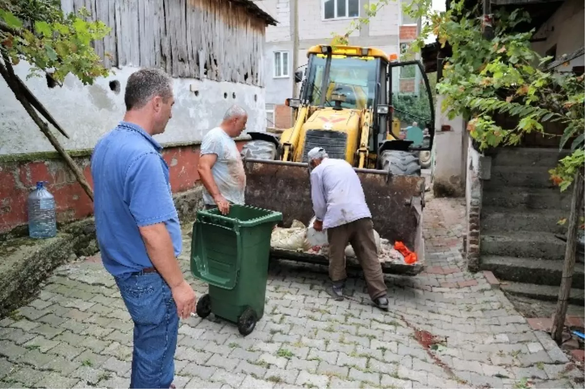 Başiskele Temizlik Ekipleri Bayramda Görev Başında