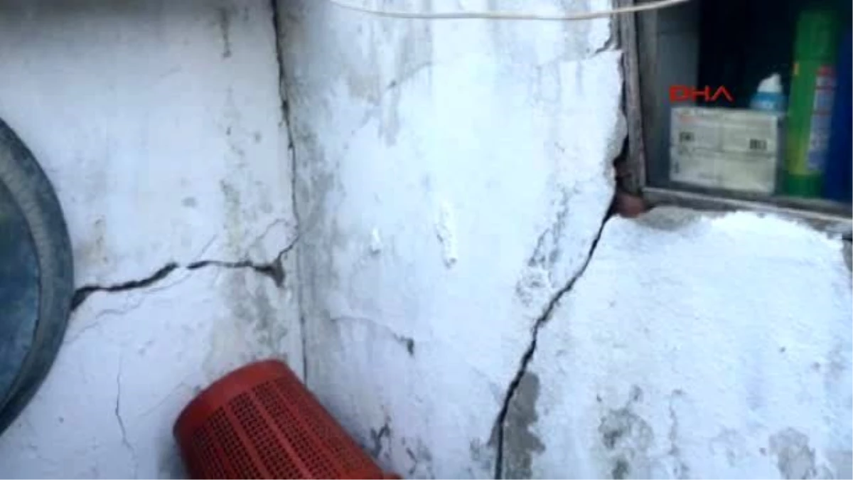 Depremde Kırkağaç\'daki Bir Evin Bahçe Duvarları Yıkıldı