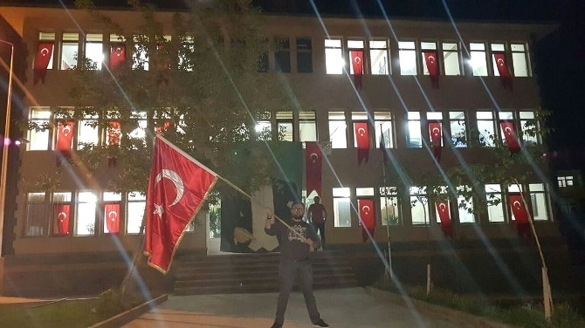 Diyadin\'de Yeni Atanan Kayyum, Belediye Binasını Türk Bayraklarıyla Donattı
