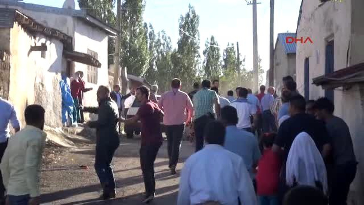Erzurum\'da Akrabaların Kavgasında 3\'ü Polis 10 Kişi Yaralandı