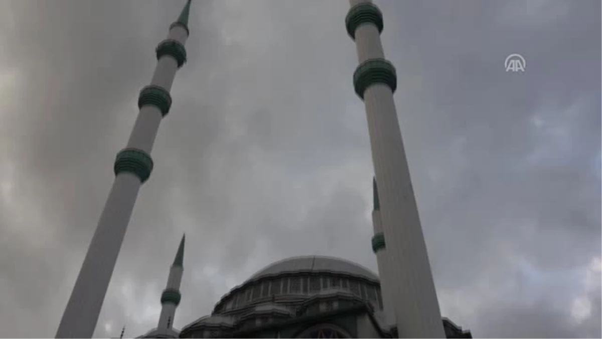 Gençlik ve Spor Bakanı Kılıç Mimar Sinan Cami\'nde Bayram Namazını Kıldı