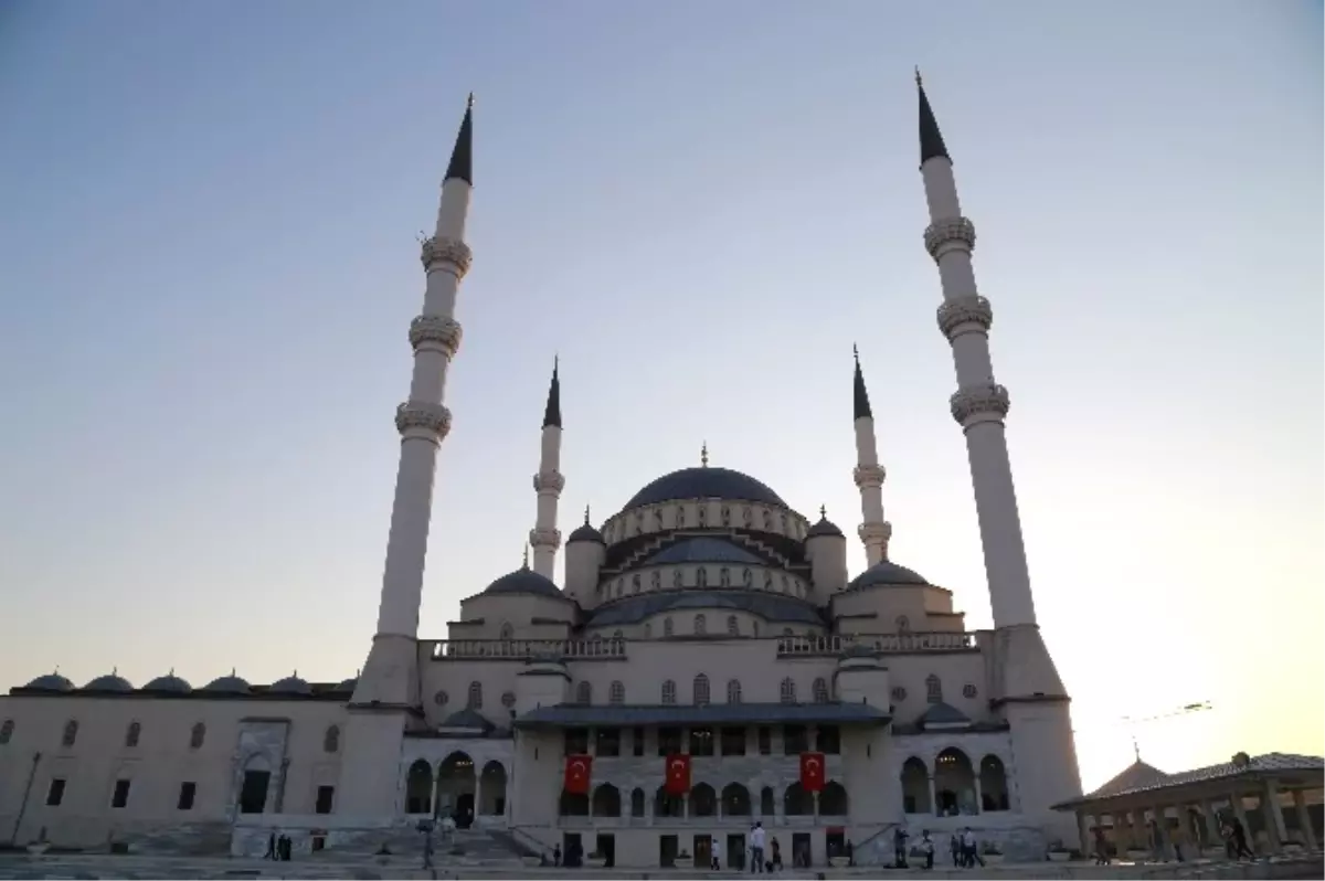 Kocatepe Camii\'nde Kurban Bayramı Coşkusu