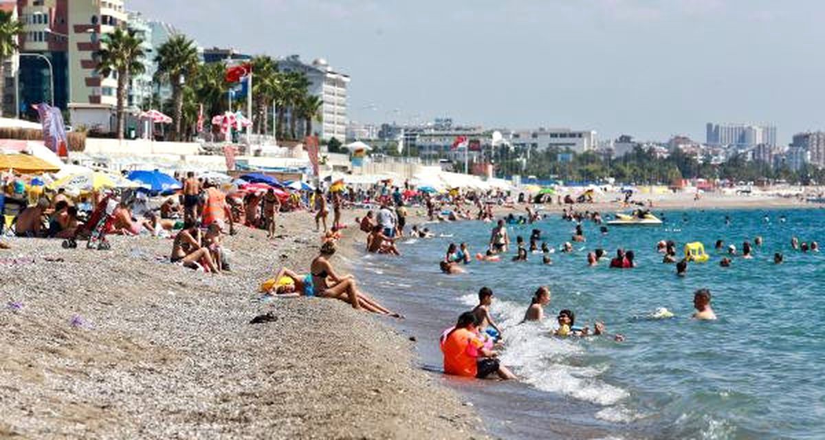 Konyaaltı Sahili Tatilciye Kaldı