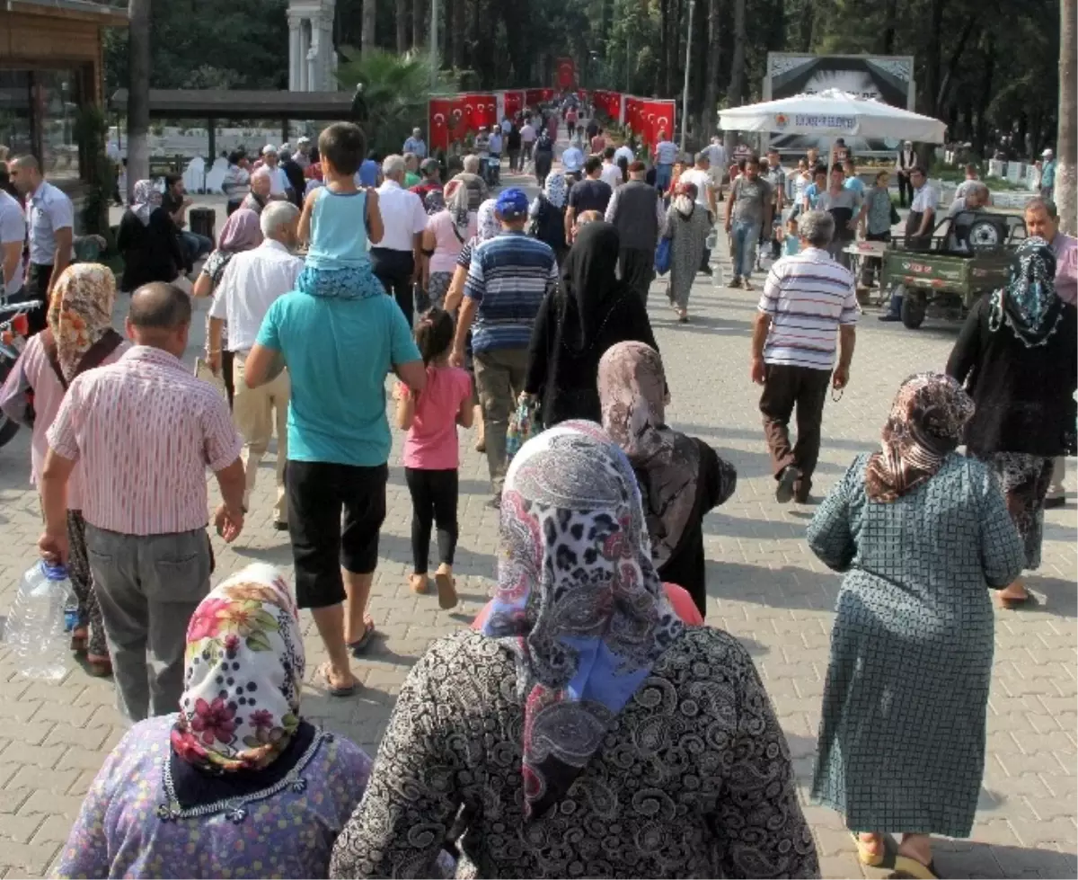 Kurban Bayramı\'nda Mezarlıklar Doldu Taştı