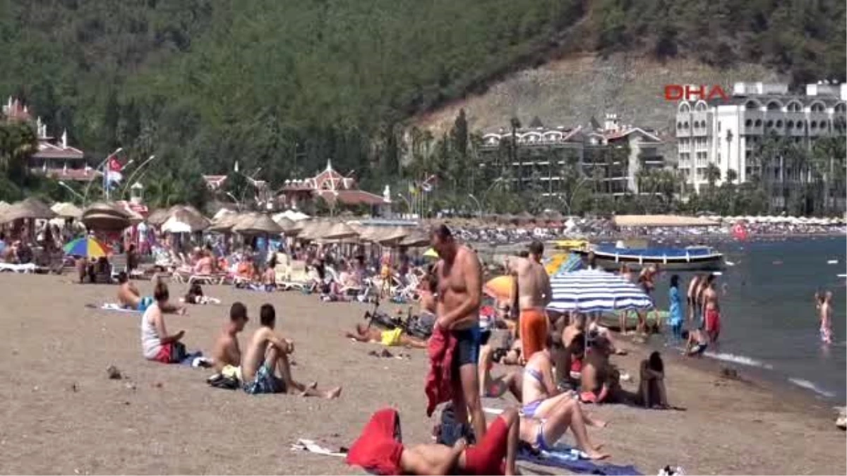 Muğla Marmaris\'te Bayram 1\'inci Günü Tatilciler Plajları Doldurdu
