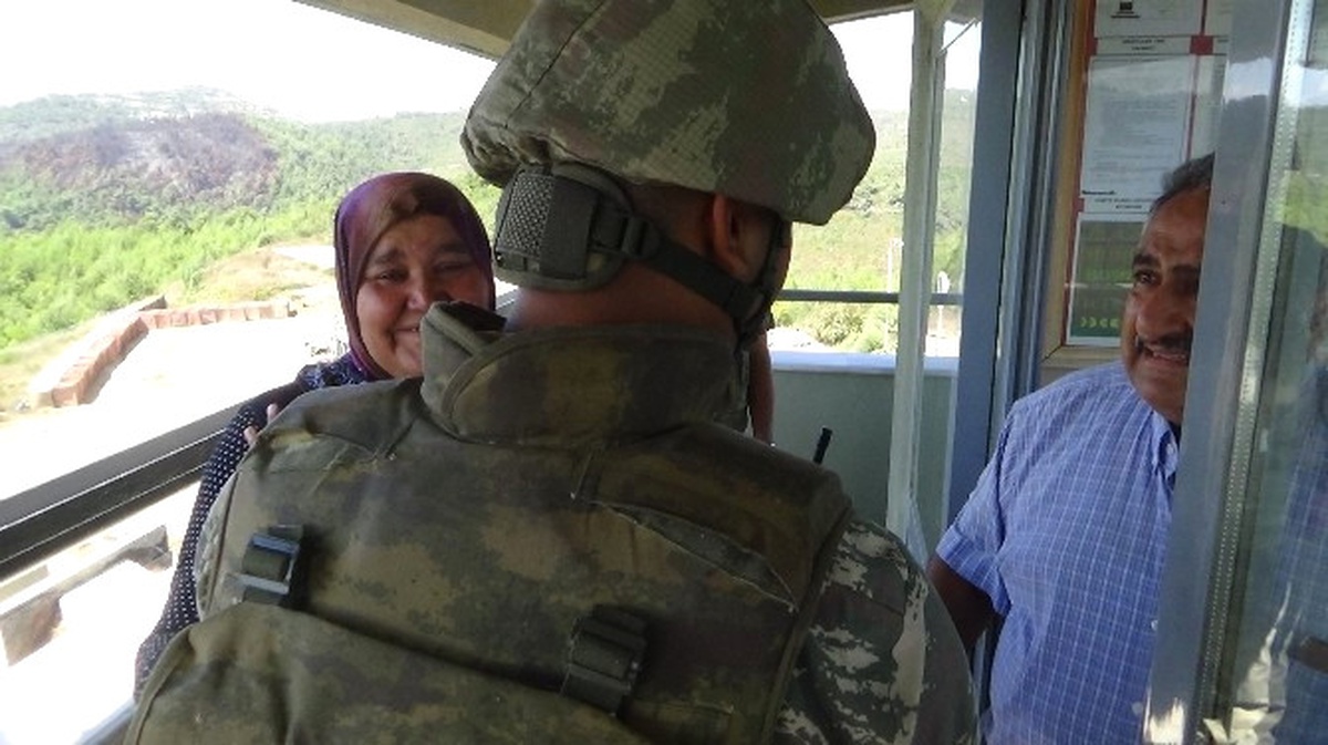 Sınırda Nöbet Tutan Askere Bayram Sürprizi