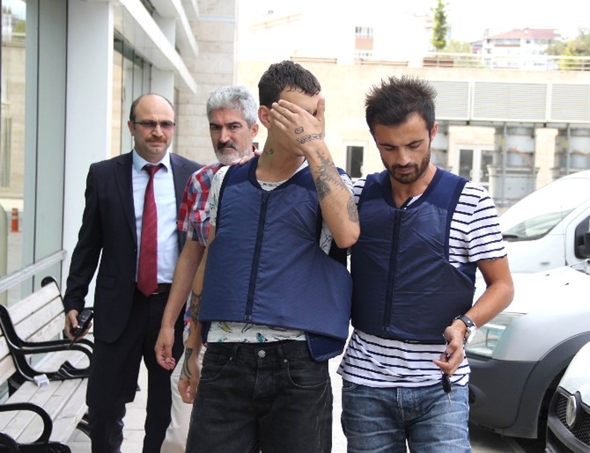 Parkta Otururken Tüfekle Vurulan Genç Hayatını Kaybetti